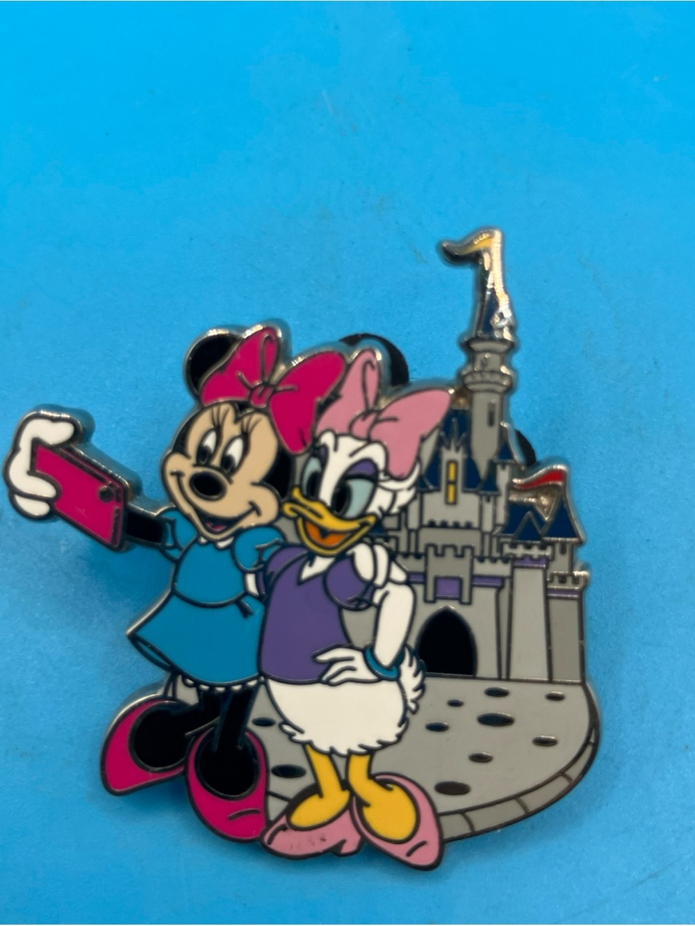 Disney pin 123336 Minnie Mouse Daisy Duck castle selfie cell phone picture photo